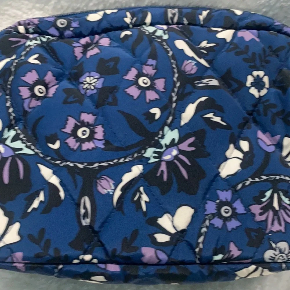 🆕Vera Bradley Ultralight Grand Cosmetic, Fleur Medallion